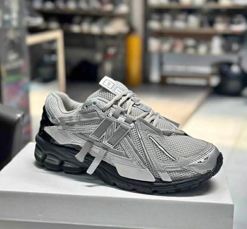 New Balance 1906R GRIS-NEGRO