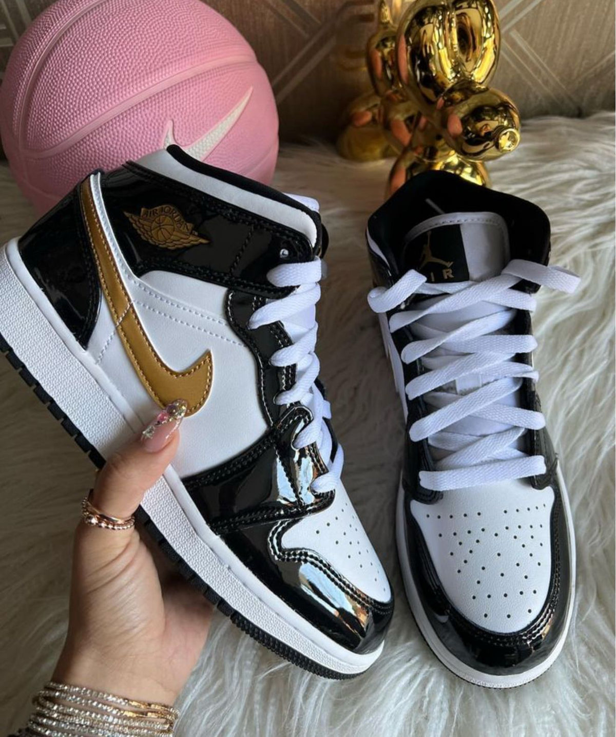 Jordan RETRO 1 NEGRO-DORADO CHAROL