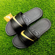 Nike CHANCLAS NEGRO-DORADO