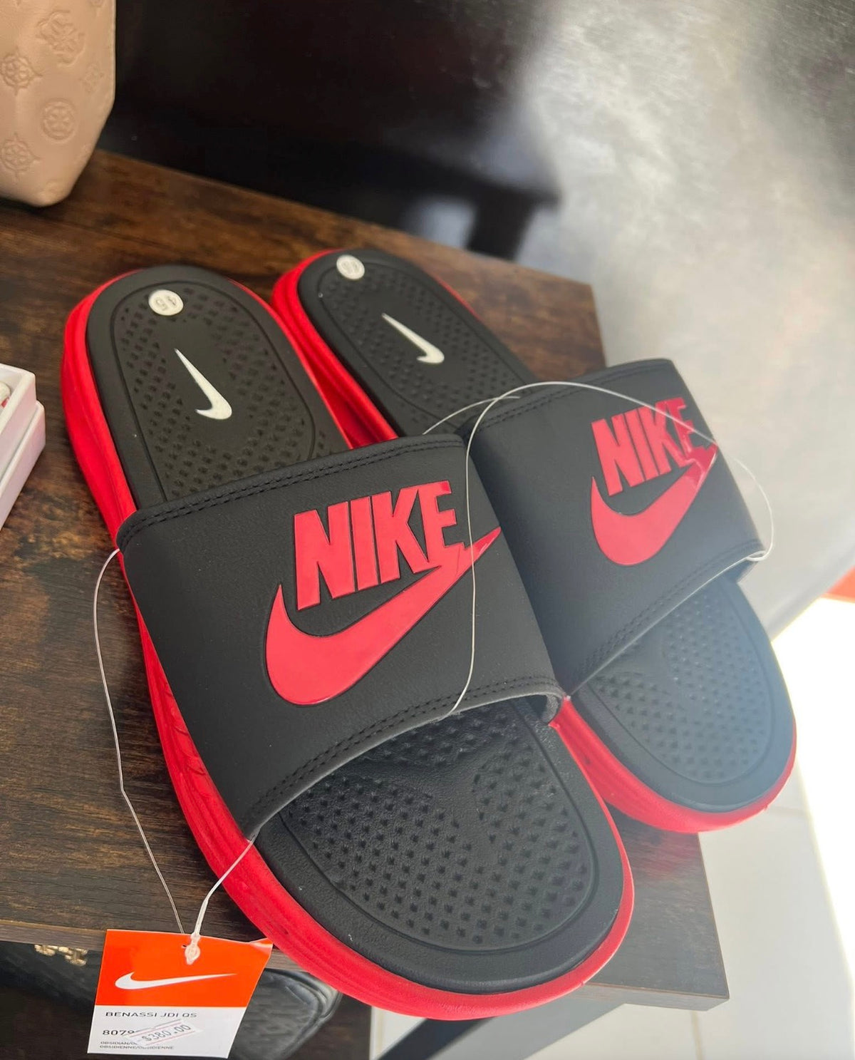 Nike CHANCLAS NEGRO-ROJO