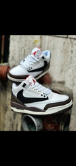 Jordan RETRO 3 TRAVIS BLANCO-CAFE