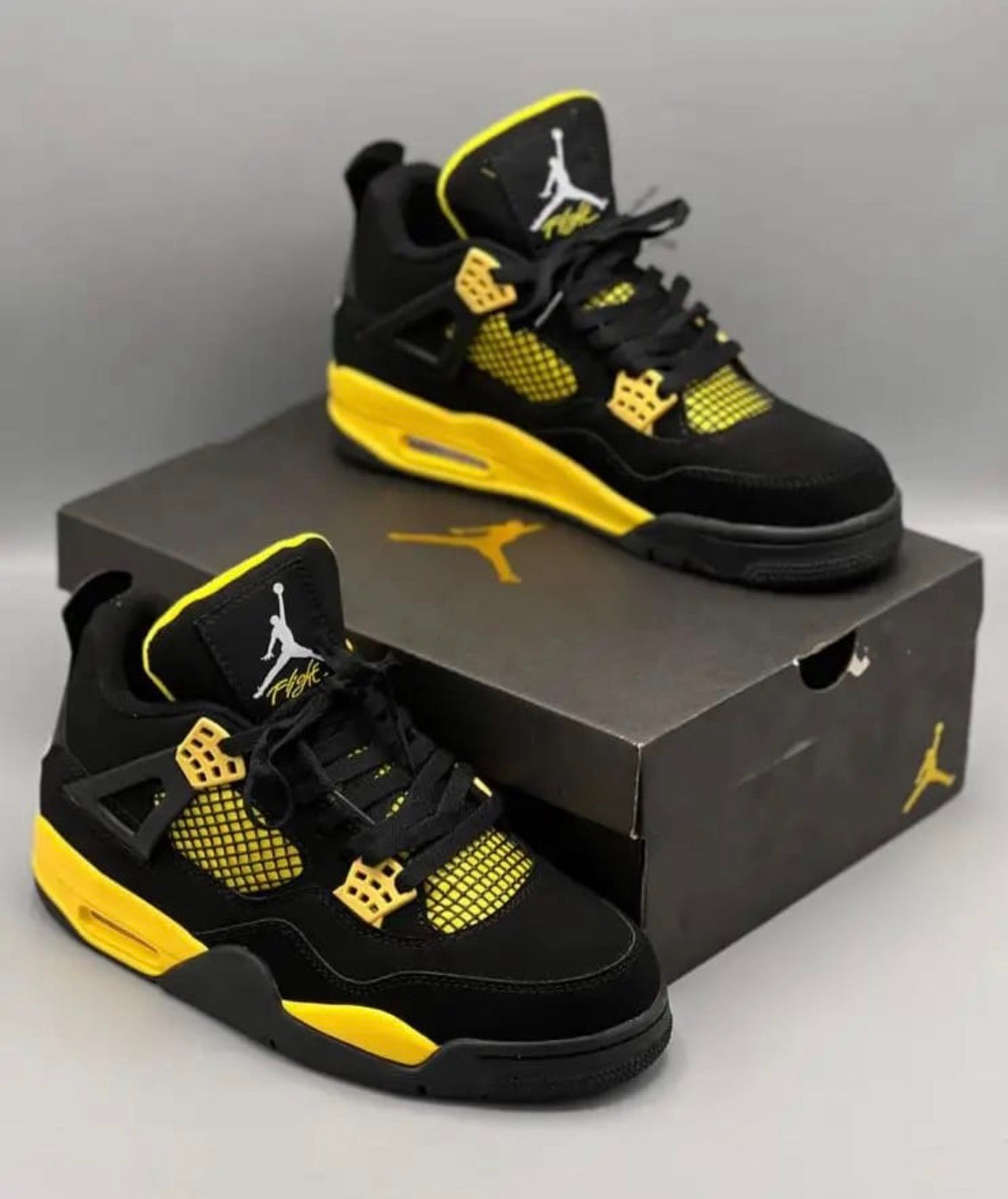 Jordan RETRO 4 NEGRO-AMARILLO