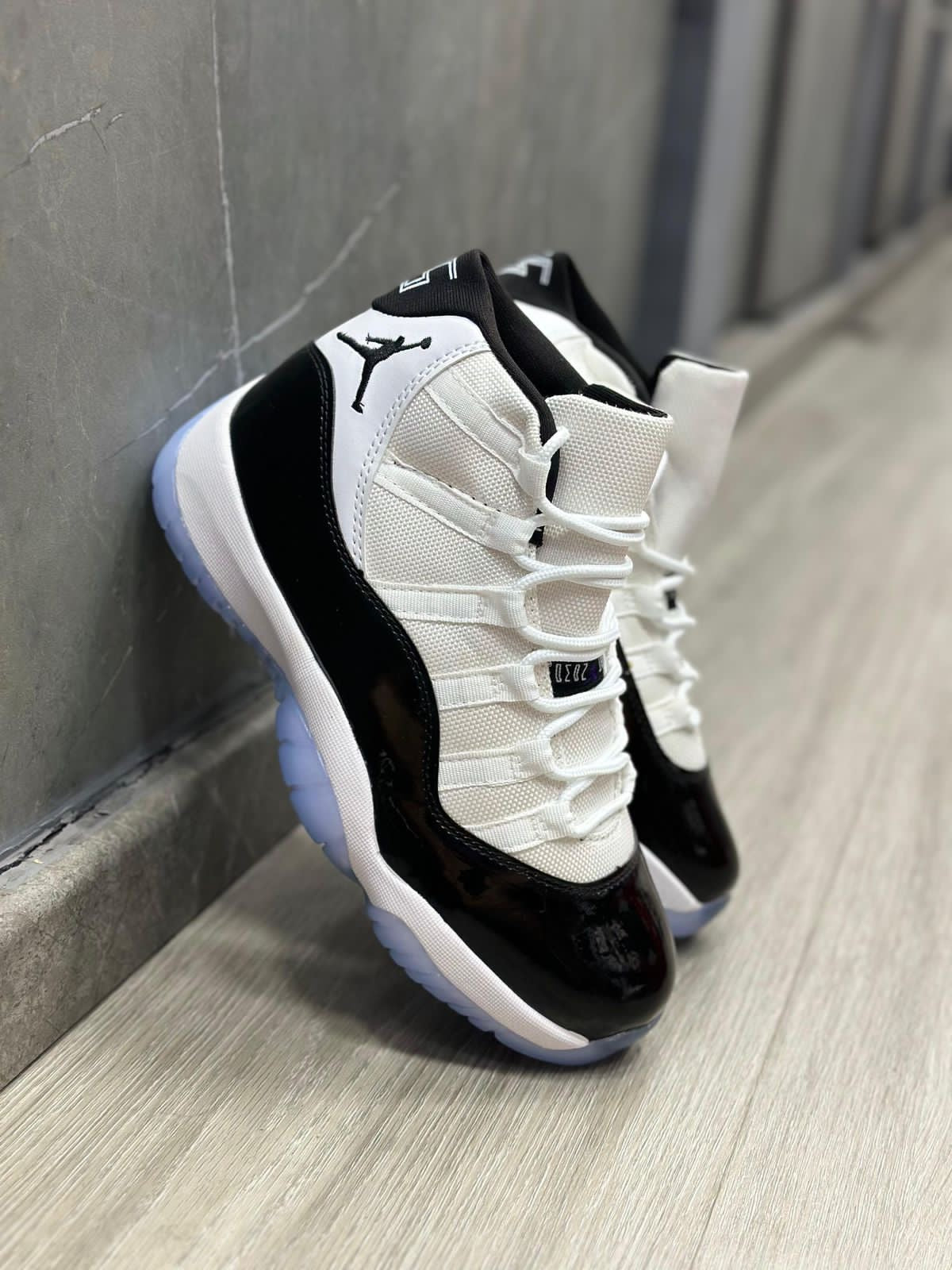 Jordan RETRO 11 BLANCO-NEGRO