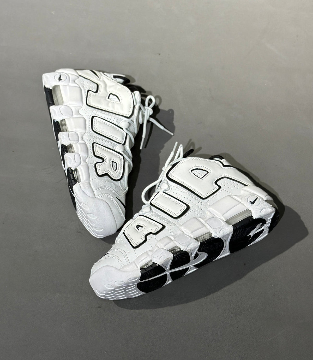 Nike UPTEMPO BLANCO-NEGRO
