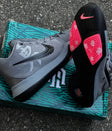 Nike KYRIE IRVING GRIS-NEGRO