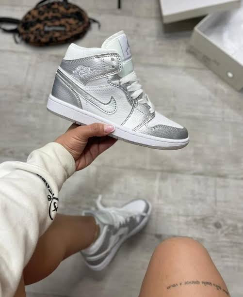 Jordan RETRO 1 PLATEADO