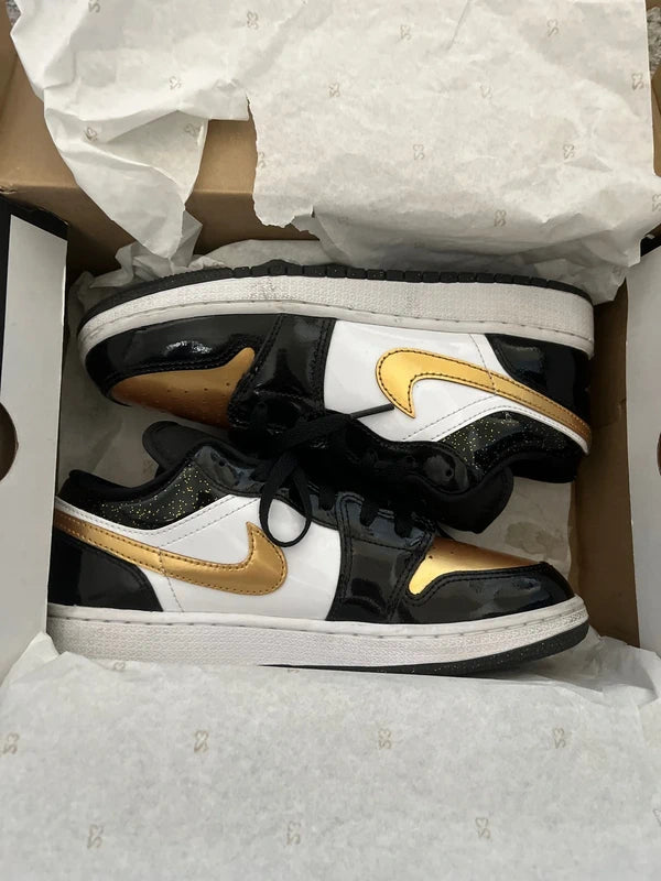 Jordan Retro 1 Low Negro Dorado