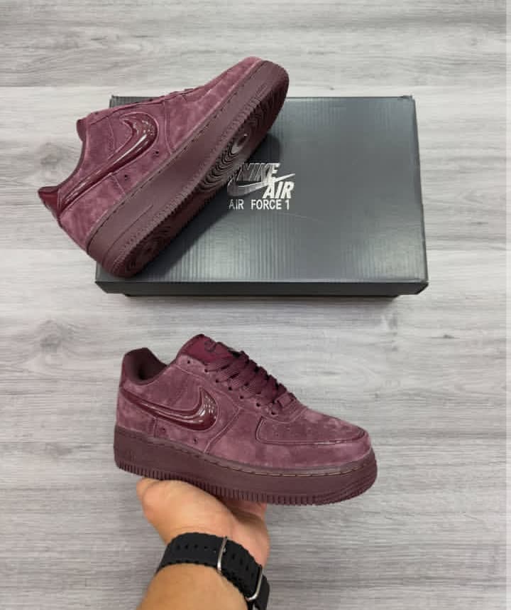 Nike AIR FORCE 1 GAMUZA VINOTINTO