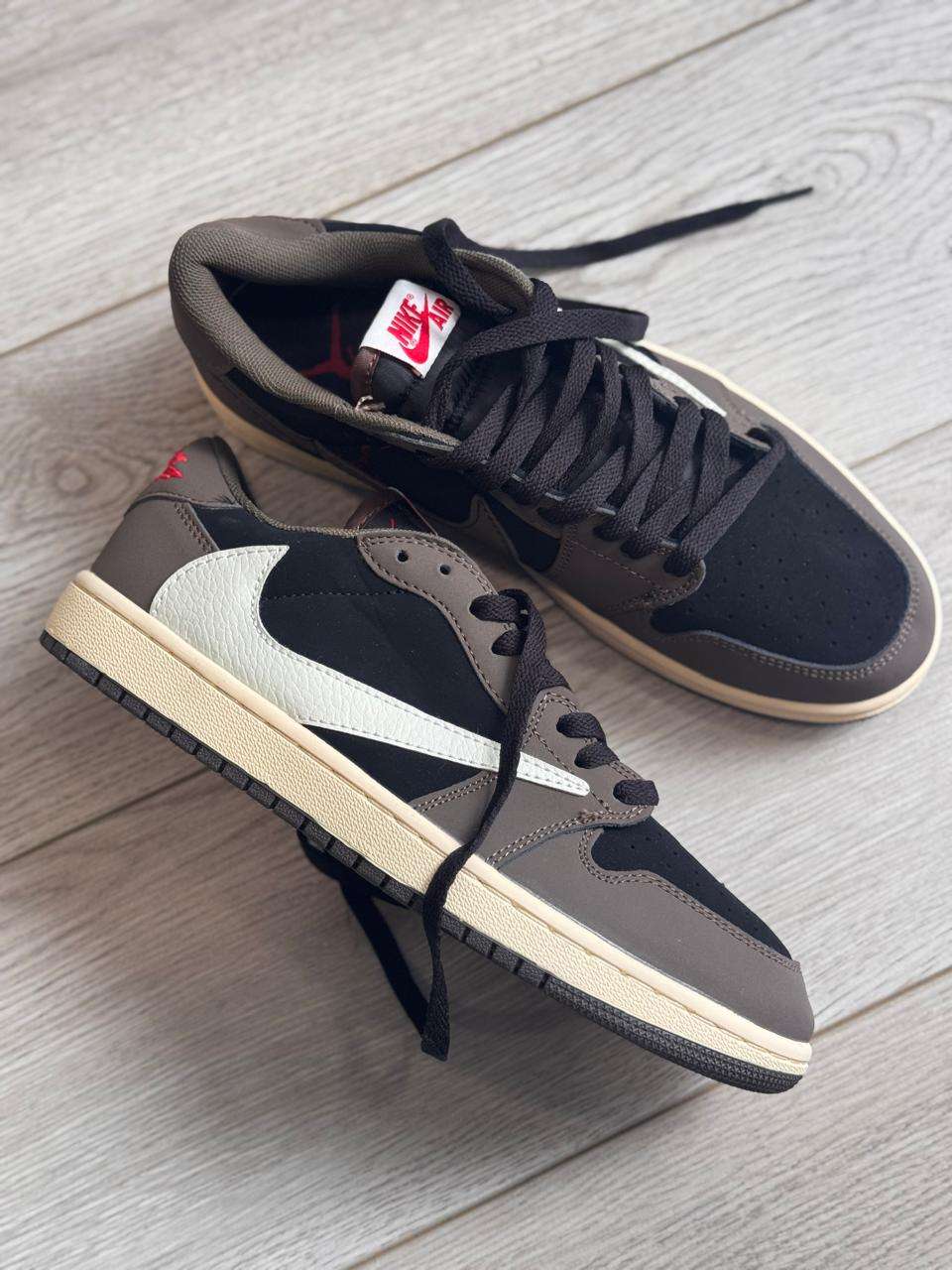 Nike TRAVIS CAFE-NEGRO